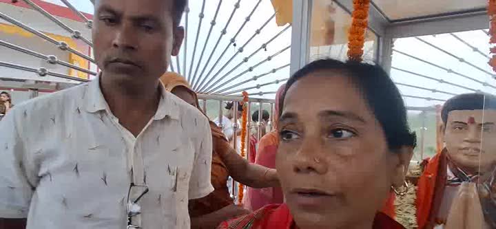 पति की प्रतिमा के सामने केक काटकर मनाई शादी की 29वीं वर्षगांठ