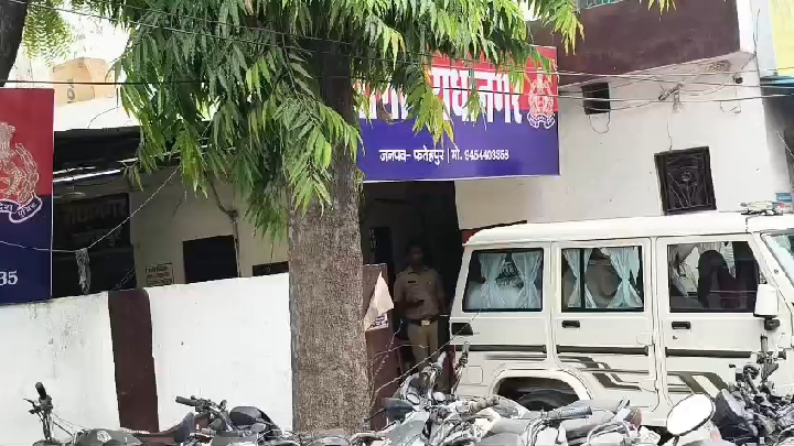 किन्नर की गिरफ्तारी के खिलाफ थाने के सामने सड़क जाम कर प्रदर्शन