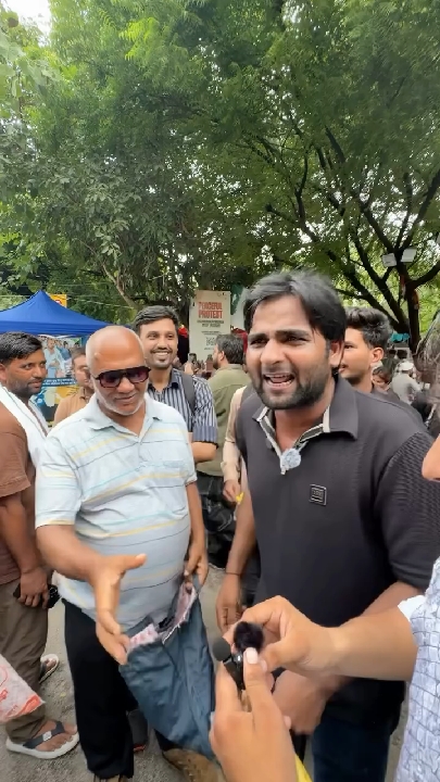 जंतर-मंतर पर कॉकरोच जनता पार्टी का प्रदर्शन, शिक्षा मंत्री पर फूटा गुस्सा