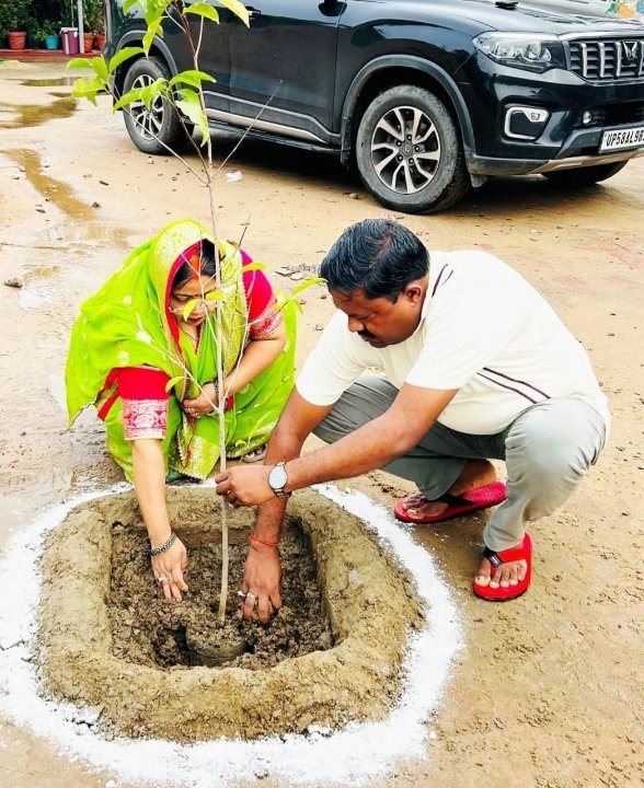 नील मणि और चेयरमैन रिंकू मणि ने रोपा मौलश्री का पौधा