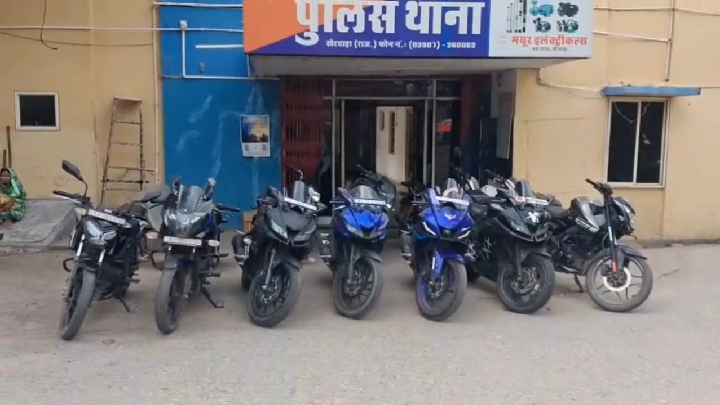 बिना हेलमेट वालों पर पुलिस की बड़ी कार्रवाई, 7 मॉडिफाइड बाइक जब्त