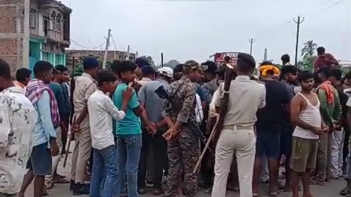 सांड के हमले में मौत, गुस्साए ग्रामीणों ने किया सड़क जाम