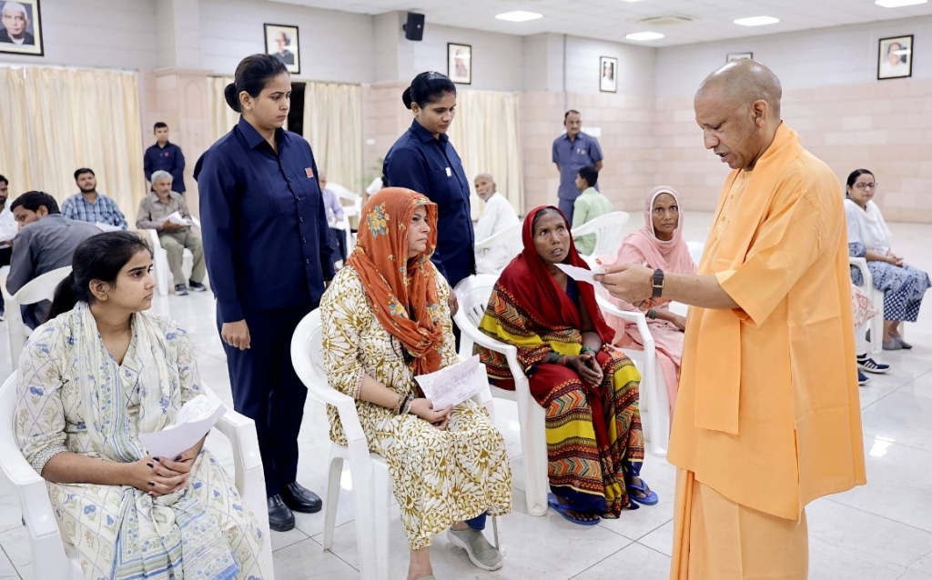 मुख्यमंत्री योगी आदित्यनाथ ने 'जनता दर्शन' में सुनीं नागरिकों की समस्याएं