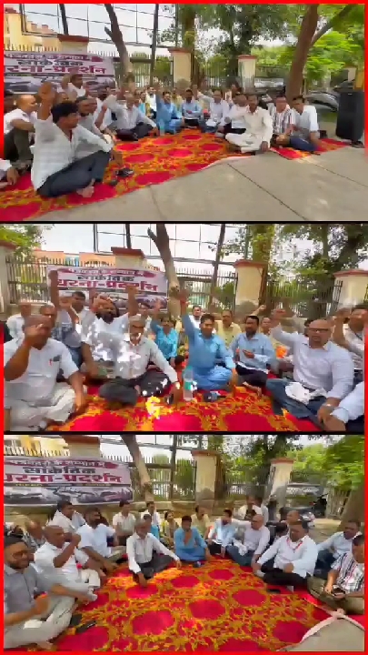डीपीआरओ की बदतमीजी के खिलाफ पलवल में धरने पर बैठे पत्रकार