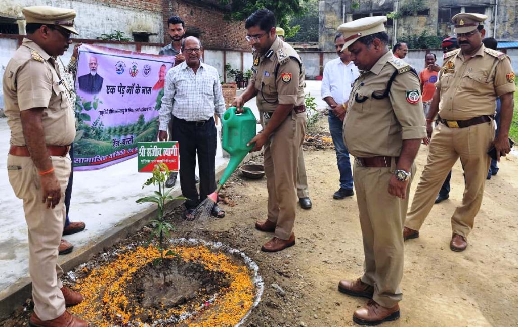 डीआईजी संजीव त्यागी ने 'एक पेड़ माँ के नाम' के तहत लगाए पौधे
