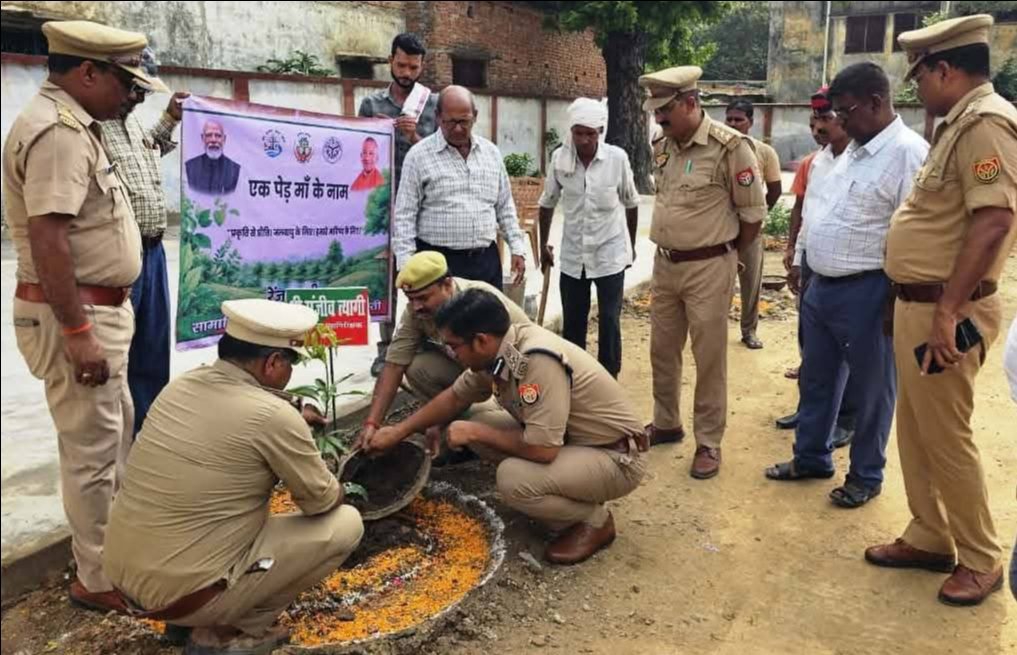 डीआईजी संजीव त्यागी ने रोपा 'एक पेड़ माँ के नाम' पौधा
