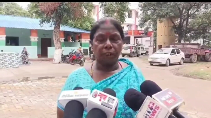 रिटायर्ड सैनिक की जमीन पर कब्जे का आरोप, पत्नी ने लगाई गुहार