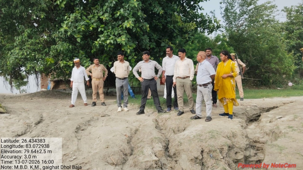 बाढ़ सुरक्षा को लेकर एडीएम ने किया तटबंधों का स्थलीय निरीक्षण