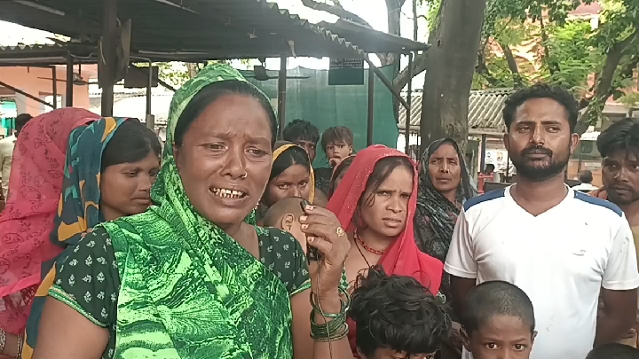 क्षेत्राधिकारी से मिलने मछली शहर तहसील पहुंचे वनवासी समुदाय के लोग
