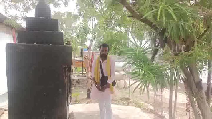 प्राचीन शनिदेव मंदिर की स्थिति सुधारने के लिए मुंगावली वासियों से गुहार