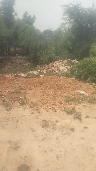 गंदगी, गड्ढों और अतिक्रमण से परेशान भील बस्ती के लोगों ने लगाई गुहार
