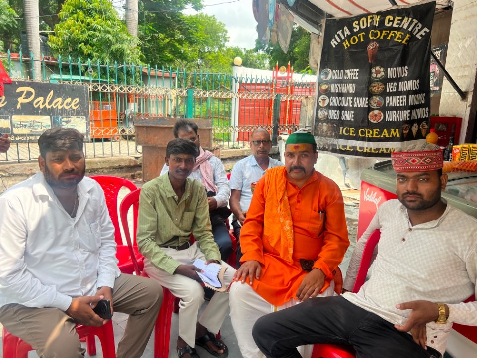 छात्र सतिश प्रजापति से मिले किसान यूनियन के नेता, दिया हर संभव समर्थन