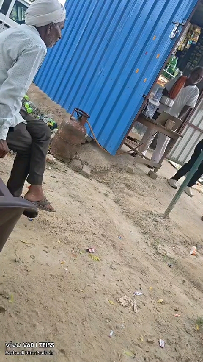 लकड़ी के ठेकेदार ने कथित महिला पत्रकार को सरेराह जमकर मारा
