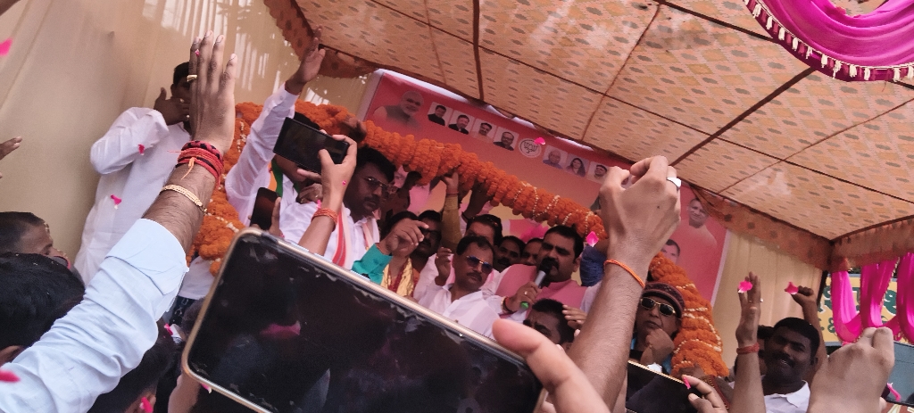 बुल्डोजर से पुष्पवर्षा कर भाजपा क्षेत्रीय अध्यक्ष का हुआ ऐतिहासिक स्वागत