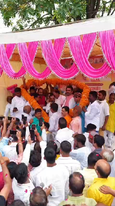 सदर विधायक अंकुर तिवारी की अगुआई में विनोद राय का हुआ ऐतिहासिक अभिनंदन