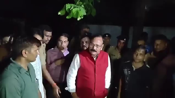 स्टेशन मास्टर से मारपीट का वीडियो वायरल, RPF पर भड़के आगरा सांसद