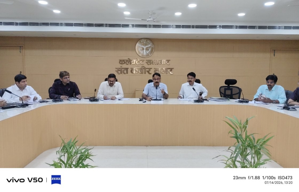 शिकायतों के निस्तारण में लापरवाही पर होगी कार्रवाई, डीएम ने दी चेतावनी