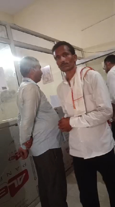 रजिस्ट्रार पर ₹16,000 रिश्वत मांगने का आरोप, सरपंच ने की शिकायत