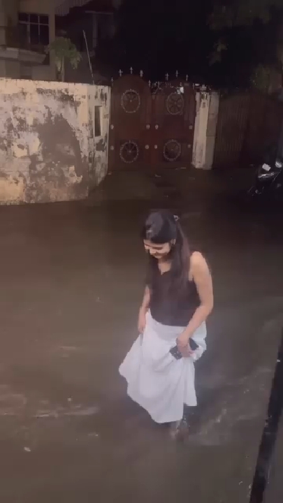 दिल्ली की बारिश में 'हम बिहारिन' रानी झा की मैथिली में मस्ती