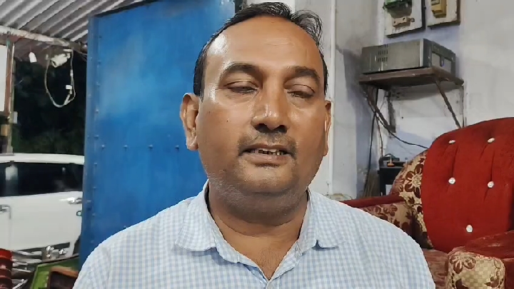 चकमा देकर व्यवसायी के ₹1.65 लाख उड़ाए, सीसीटीवी में कैद हुई वारदात