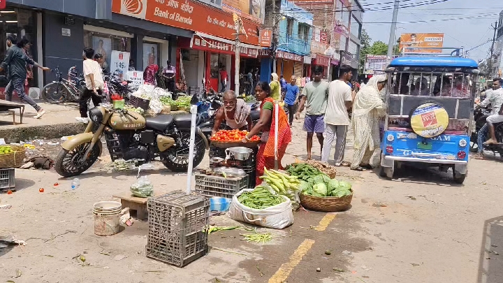 नगर निगम के अतिक्रमण हटाओ अभियान के दौरान दुकानें छोड़कर भागे दुकानदार