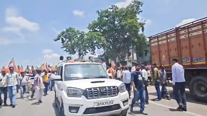 धनबाद सांसद ढुल्लू महतो के समर्थन में उमड़ा लोगों का भारी जनसैलाब