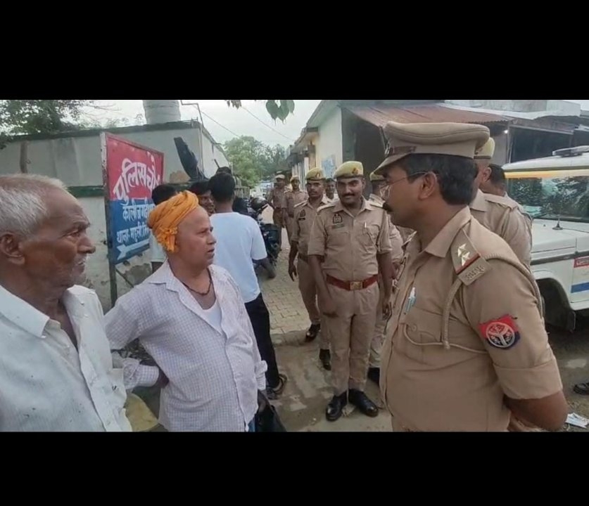 सुरक्षा का भरोसा देने सड़कों पर उतरी पुलिस, बुजुर्गों से किया संवाद