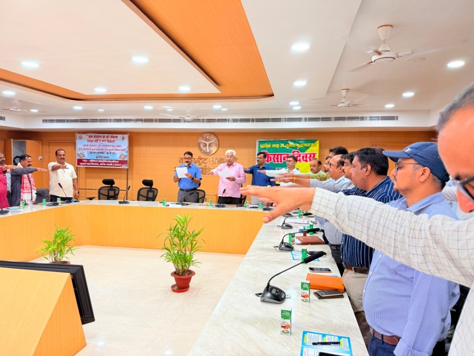 जल संरक्षण को जन आंदोलन बनाने के लिए जिलाधिकारी ने दिलाई जल शपथ