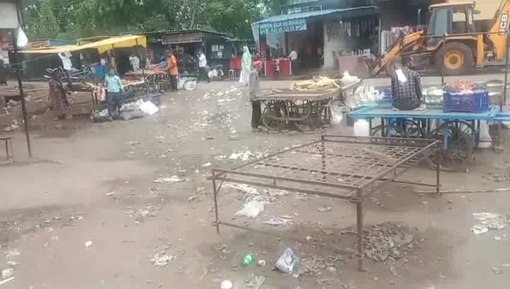 गंदगी से ग्रामीण बेहाल, जिम्मेदार जनप्रतिनिधियों और अधिकारियों ने फेरा मुंह