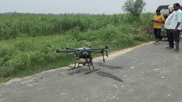 ड्रोन तकनीक से गन्ने की फसल पर छिड़काव, किसानों की होगी बड़ी बचत