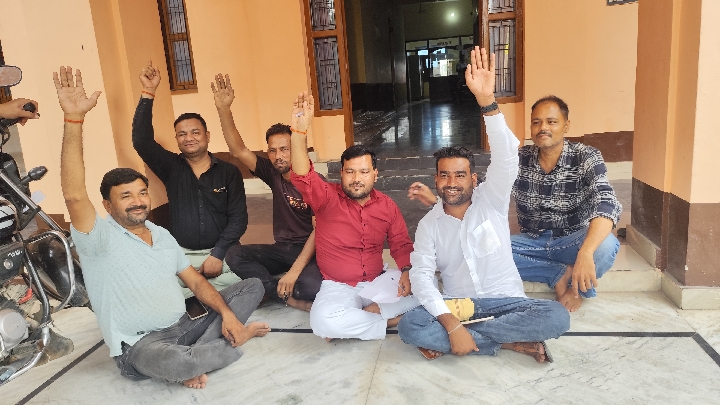 कोंच में ईओ के रवैये से नाराज सभासदों ने नगर पालिका गेट पर दिया धरना