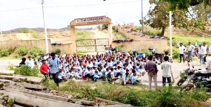 शत-प्रतिशत रिजल्ट देने वाले शिक्षक के तबादले पर स्कूल में जड़ा ताला