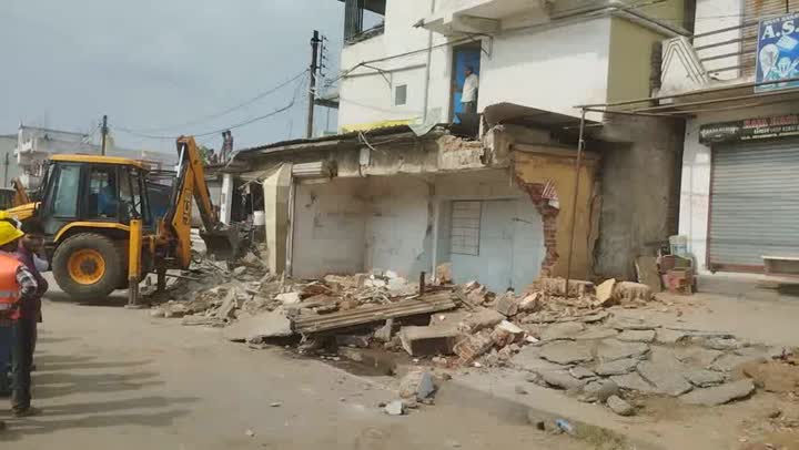कुरई जनपद मुख्यालय में हाईवे किनारे अतिक्रमण पर चला JCP का पंजा