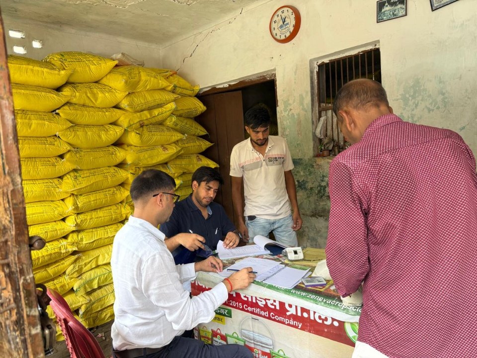 दुकान बंद कर भागे दो खाद विक्रेताओं के लाइसेंस निलंबित