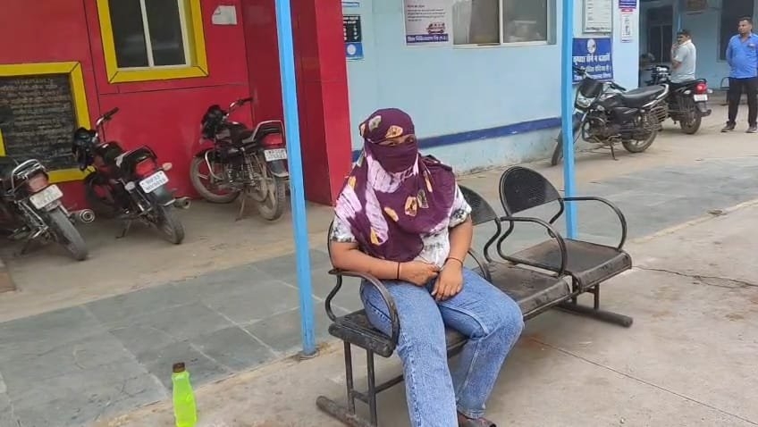 चलती कार में युवती से दुष्कर्म, आरोपी ने सड़क पर फेंका