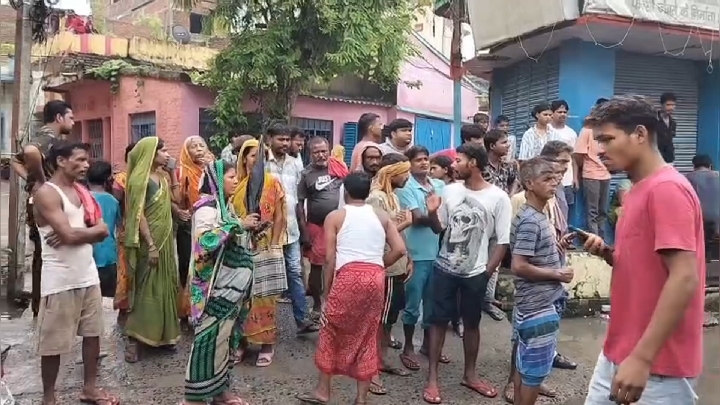 बिजली विभाग की लापरवाही से मजदूर की मौत, लोगों ने लगाया जाम