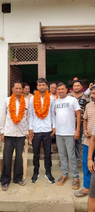 यूपी पुलिस में उपनिरीक्षक बने अंबुज अग्रहरि का बस्ती में भव्य स्वागत