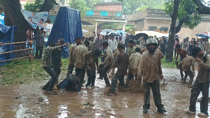 करौंदी मेला के आर्केस्ट्रा प्रोग्राम में जमकर मस्ती कर रहे लोग