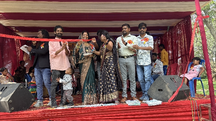 नागपुरी लोक गीतों की धुन पर कीचड़ में जमकर झूमे युवा