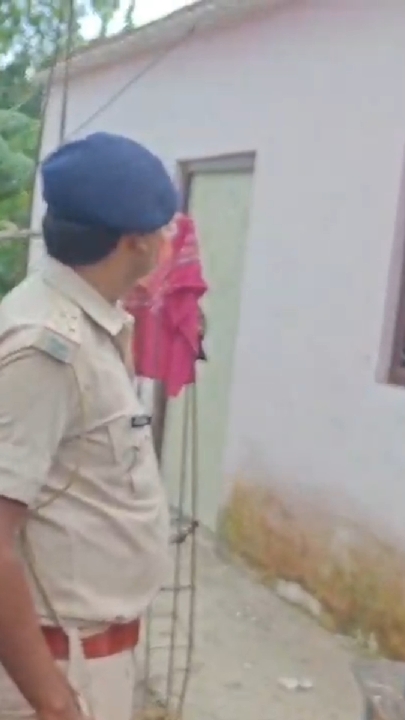 फरार वारंटी खेदु चौधरी के घर पीपराकोठी पुलिस ने की कुर्की