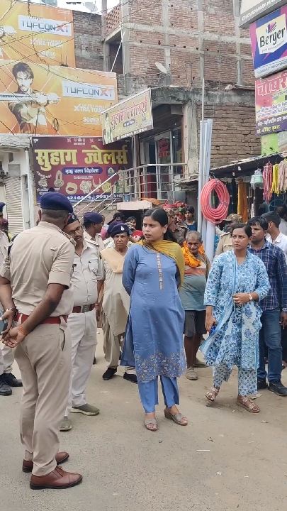 अतिक्रमण पर चला प्रशासन का बुलडोजर, दुकानदारों से वसूला ₹8,870 जुर्माना