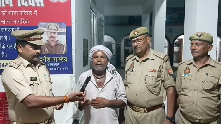 राम सजीवन की ईमानदारी, सड़क पर मिला कीमती मोबाइल पुलिस को सौंपा