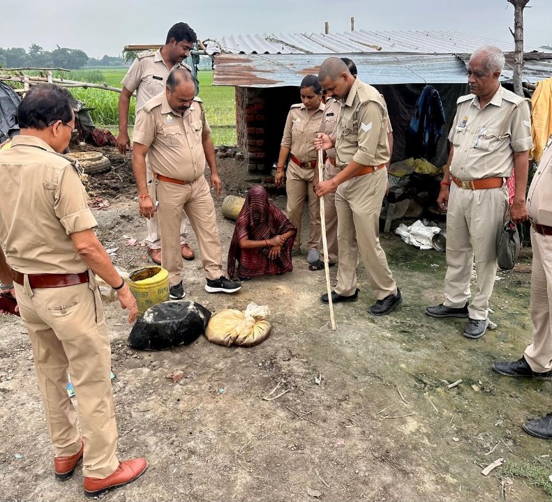 विशेष अभियान में 225 किलो महुआ लहन नष्ट, 6 लीटर कच्ची शराब बरामद