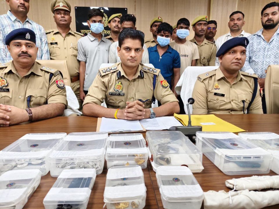 मुठभेड़ के बाद 5 शातिर गिरफ्तार, ₹7.5 लाख के आभूषण बरामद