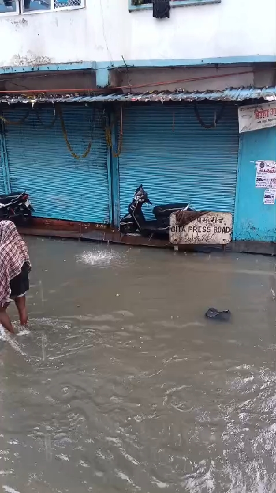 भोर से हो रही बारिश के कारण गीता प्रेस रोड पर भरा पानी