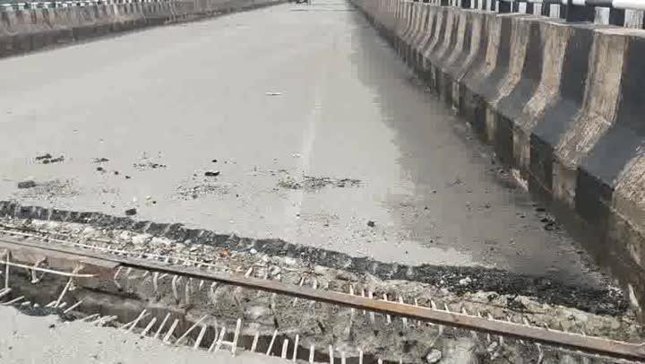 मरम्मत में कछुए की चाल, तितिरबिला पुल पर मंडराया हादसे का खतरा