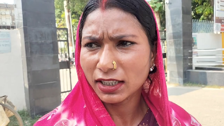 घर में घुसकर पुलिस ने दी टुकड़े-टुकड़े करने की धमकी