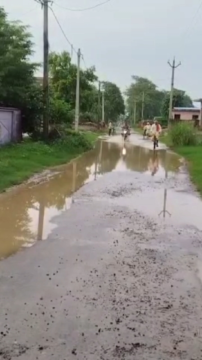 कीचड़ और जलभराव से नाराज ग्रामीणों ने दी चक्का जाम की चेतावनी