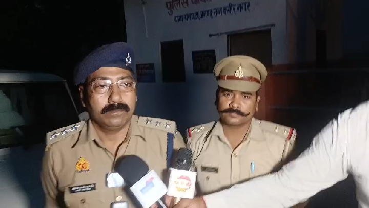 बैंड-बाजे के साथ जिला बदर अभियुक्त को पुलिस ने सीमा पार कराया