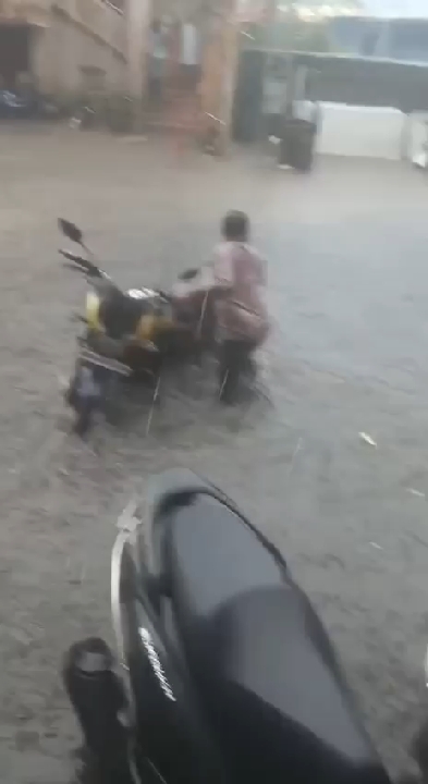 बारिश के बाद नदी की तरह उफनने लगी अपर बाजार की सड़क
